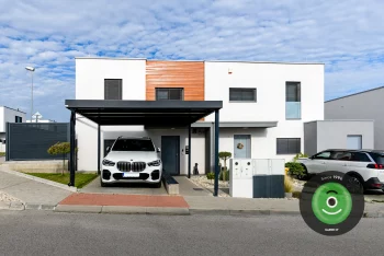 Bíle auto pod přístřeškem