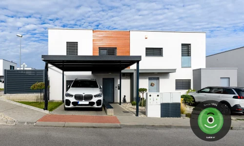 Bíle auto pod přístřeškem