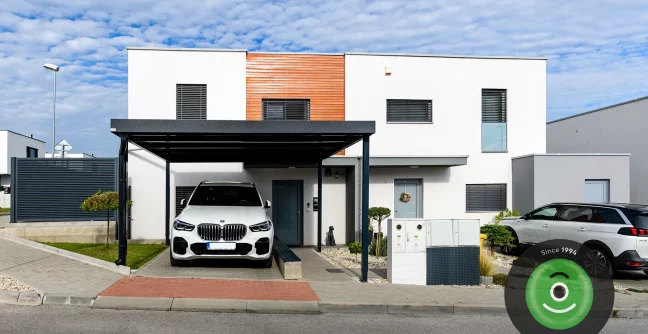 Bíle auto pod přístřeškem