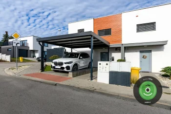 Bíle auto pod přístřeškem v antracite