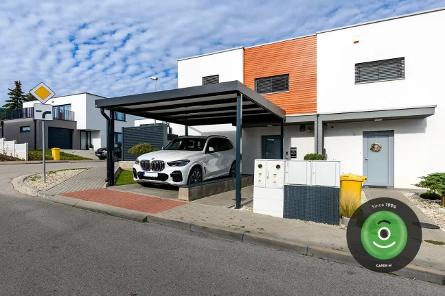 Bíle auto pod přístřeškem v antracite