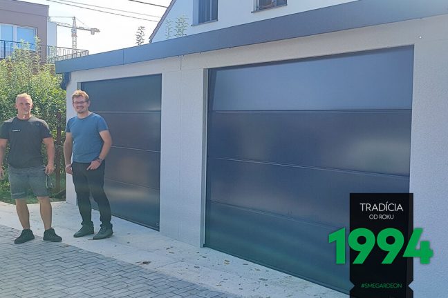 Lidi před dvojgaráži