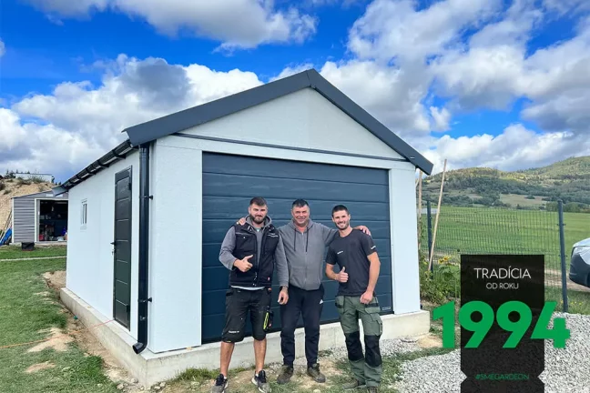 Zákazník s montážníky před sedlovou garáží