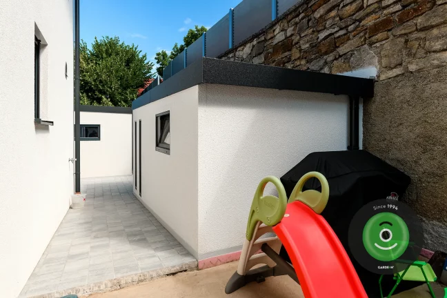 Domek v bíli omítce