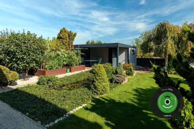 Domeček s přístřeškem na záhradě