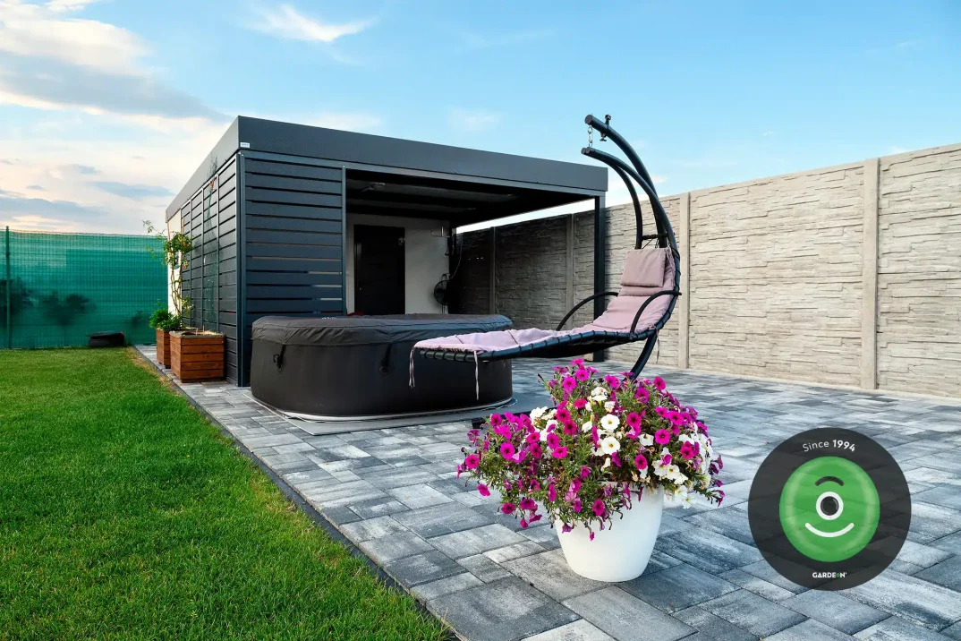 Domeček s pergolí na záhradě