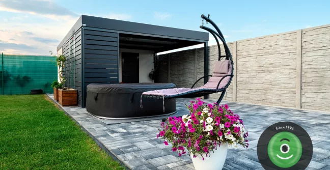 Domeček s pergolí na záhradě