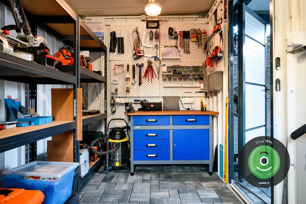 Nářadí s ponkem v domečku