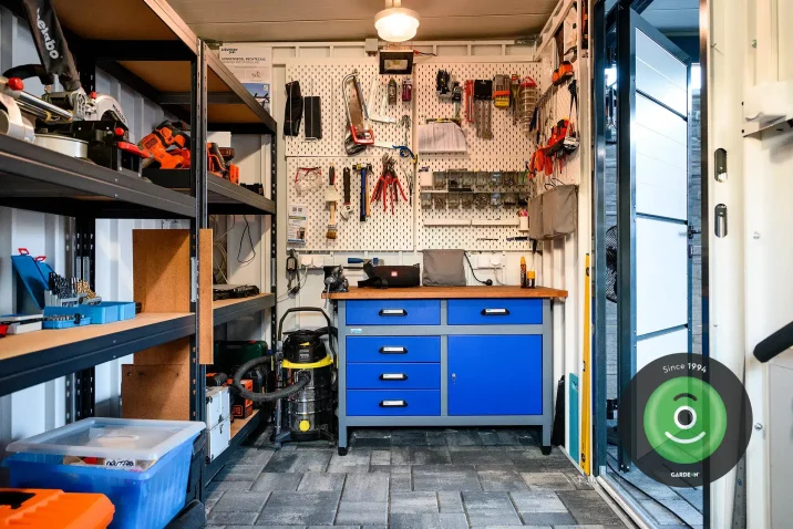 Nářadí s ponkem v domečku