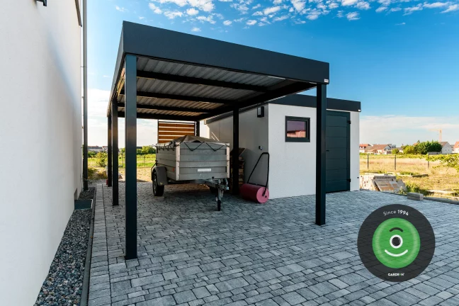 Vozík pod přístřeškem