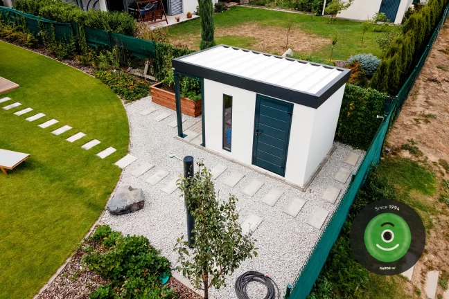 Domeček s bočním malým přístřeškem