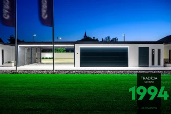 Atypická garáž s přístřeškem