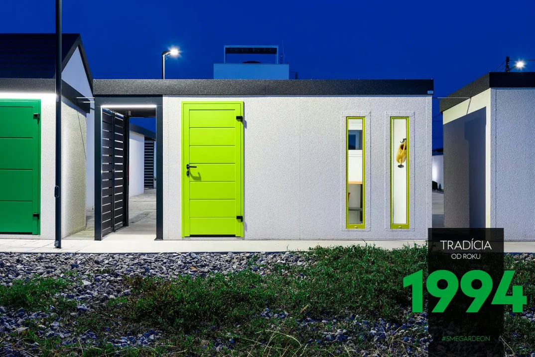 Žlutý záhradní domek