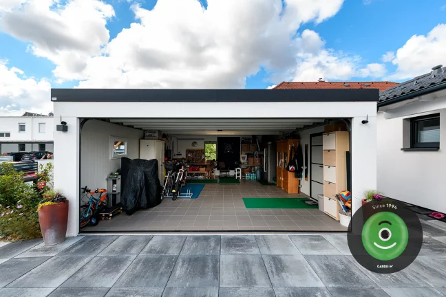 Interiér garáže odkládací prostory šipky