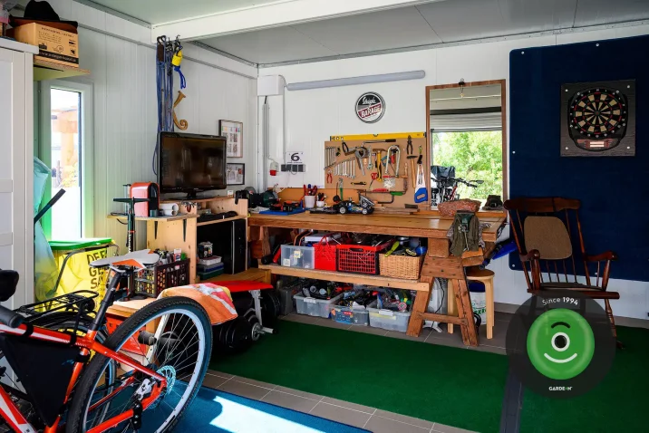 Interiér garáže odkládací prostory dílna