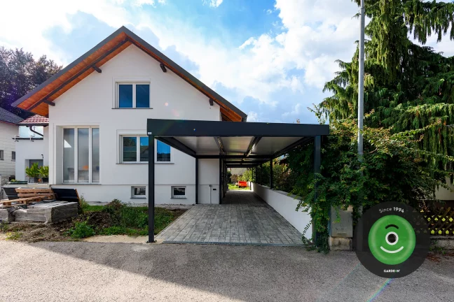 Přístřešek pozdĺž domu 1