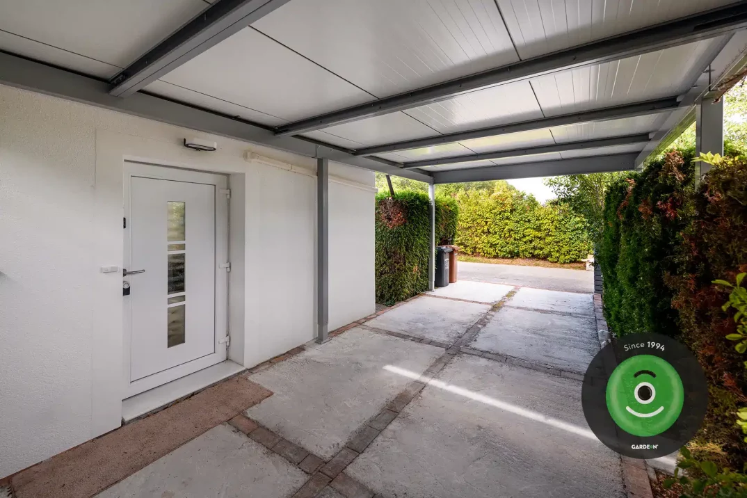 Přístřešek gardeon zateplená střecha vedle domu