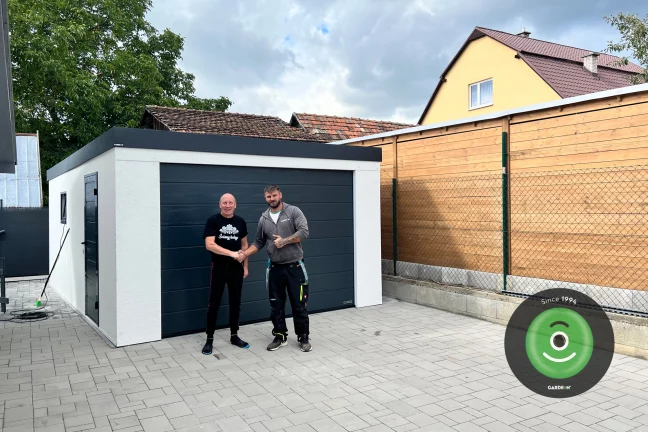 zákazník s montážníkem před garáží