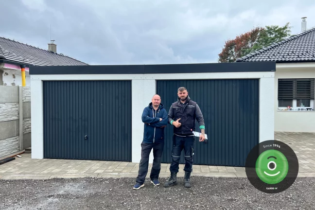 zákazník s montážníkem před garáží pro dvě auta