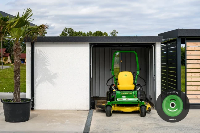 Kosačka v záhradním domku GARDEON