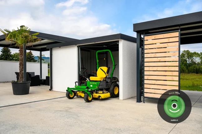 Kosačka v záhradním domku