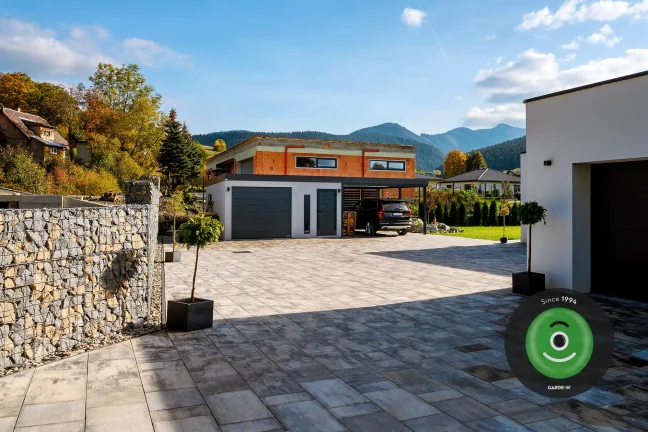 Montovaná garáž GARDEON se značkovými vraty Hörmann