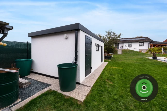 Zahradní domek a okapový systém do sudu.