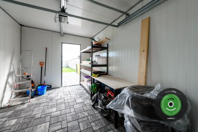 Montovaná garáž GARDEON se značkovými vraty Hörmann