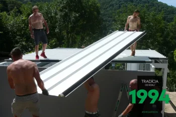 Montážníci během práce