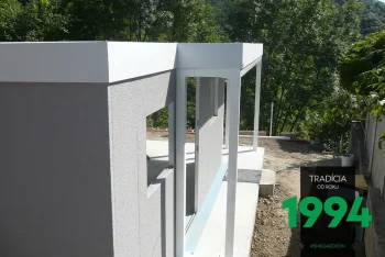 Víkendová chatka hrubá stavba na podkladě s přístřeškem