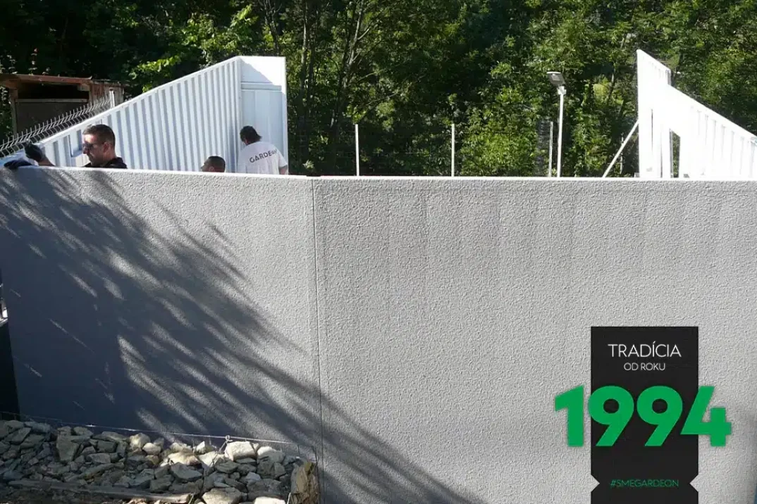 Montážník během stavby víkendový chatky