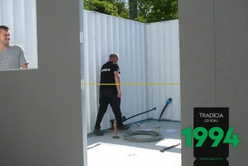 Montážník během stavby víkendový chatky 1