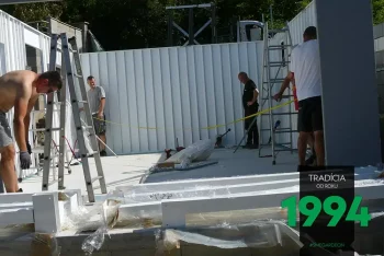 Montážník během stavby víkendový chatky - měření