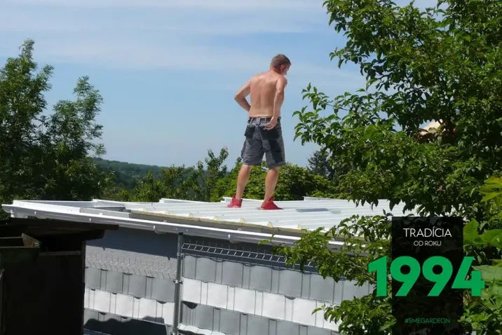 Montážník během práce