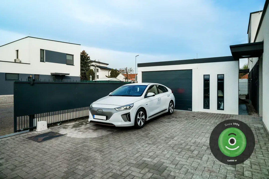 Montovaná garáž GARDEON se značkovými vraty Hörmann