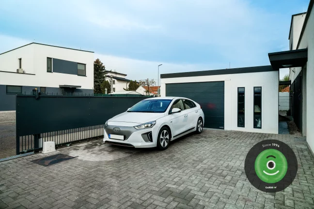 Montovaná garáž GARDEON se značkovými vraty Hörmann