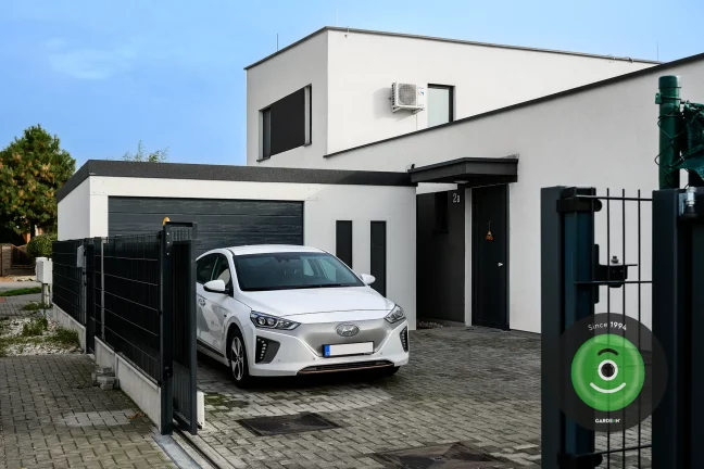 Montovaná garáž GARDEON se značkovými vraty Hörmann