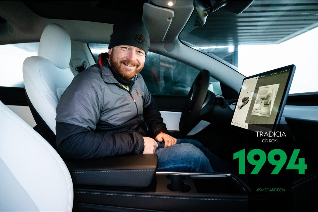 Tesla model 3 v bielej farbe a Rasťo Chvála