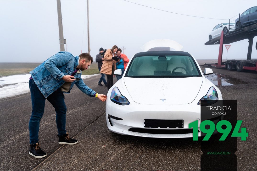 Tesla model 3 v bielej farbe