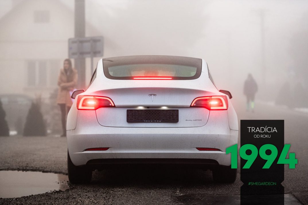 Tesla model 3 v bielej farbe