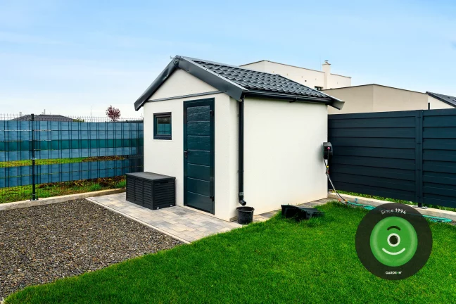 Zahradní domek se sběrem vody do nádoby.