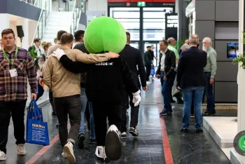 Maskot GARDEON se zákazníkem