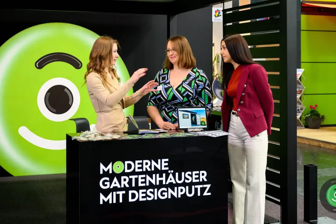 Prodejci na veletrhu BAU 2023 komunikují