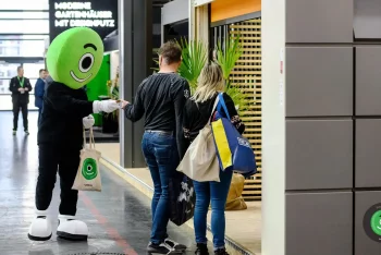 Maskot na veletrhu v Mnichově a zákazníci
