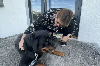 Atos před vchodem do kanceláří