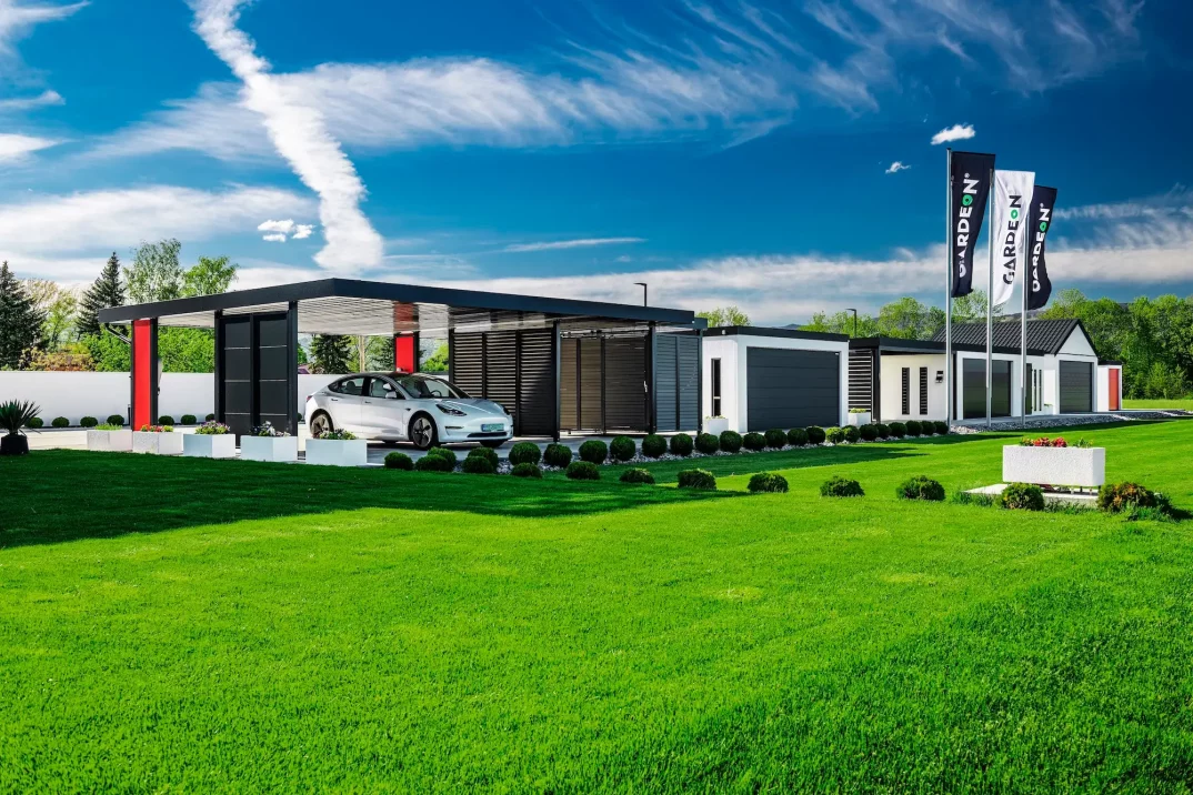 Tesla zaparkovaná pod přístřeškem SIEBAU v showroomu GARDEON