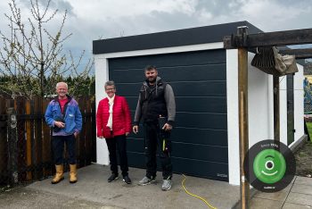 GARDEON spokojený zákazníci s montážníkem u garáže