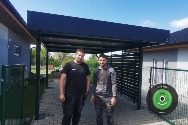 GARDEON spokojený zákazník s montážníkem u přístřešku