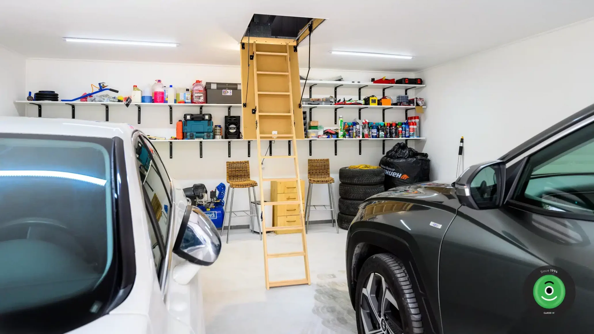 GARDEON garáž pro dvě auta sedlová střecha interiér