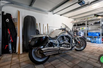 GARDEON garáž pro jedno auto s doplňky antracit - interiér